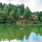 Ferienanlage Teichwiesn – Blick über den Teich zu den Wohnungen